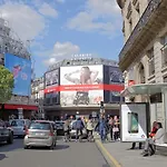 Studio Cocoon With View In The Heart Of Paris 09
